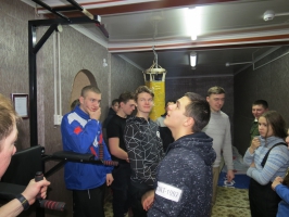 Участники лыжного пробега в спортзале Красненской погранзаставы