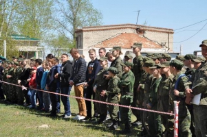 Интерес к воинской службе растет изо дня в день!  Молодёжи есть на кого и на что посмотреть!