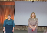 Выступление заместителя начальника отдела образования Тамбовского района  Фризоргер О.В. (справа) перед участниками конкурса