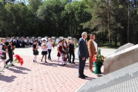 Возложение цветов к памятнику воинам-землякам, павших за свободу и независимость  нашей Родины во время 2-й мировой войны