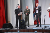 Глава Тамбовского района Костенко А.И. и военный комиссар по Ивановскому, Тамбовскому и Константиновскому  районам Г.И. Децель вручают благодарность сотруднику 20-го учебного центра ПУ ФСБ России по Амурской области  Гребенникову А.Е. за большой вклад в развитие военно-патриотической работы с учащейся молодежью