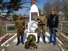 Торжественное возложение цветов к братской могиле советских воинов