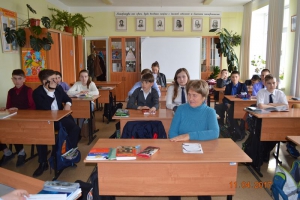 Ребята и Лидия Тимофеевна слушают письма