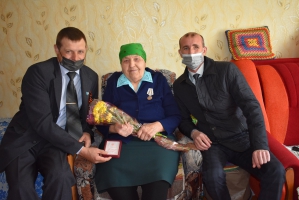 Вручение юбилейных медалей "75 лет Победы в Великой Отечественной войне 1941-1945 гг." ветеранам Раздольненского сельсовета. 